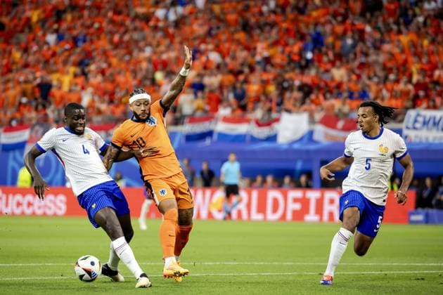 LEIPZIG - Dayot Upamecano of France, Memphis Depay of Holland and Jules Kounde of France (l-r) during the UEFA EURO, EM, Europameisterschaft,Fussball 2024 group D match between the Netherlands and France at the Leipzig Stadium on June 21, 2024 in Leipzig, Germany. ANP KOEN VAN WEEL UEFA EURO 2024 2024 xVIxANPxSportx xxANPxIVx 501703589 originalFilename: 501703589.jpg