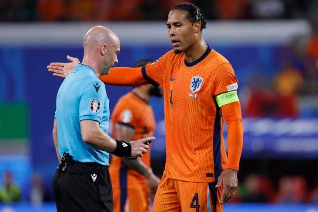 Netherlands v France: Group D - UEFA EURO, EM, Europameisterschaft,Fussball 2024 Referee Anthony Taylor and Virgil van Dijk of Netherlands in action during the UEFA EURO 2024 group stage match between Netherlands and France at Football Stadium Leipzig on June 21, 2024 in Leipzig, Germany. Leipzig Football Stadium Leipzig Germany Germany Copyright: xRichardxSellers Sportsphoto APLx 14041969