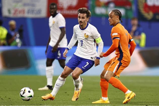 LEIPZIG - (l-r) Antoine Griezmann of France, Xavi Simons of Holland during the UEFA EURO, EM, Europameisterschaft,Fussball 2024 group D match between the Netherlands and France at the Leipzig Stadium on June 21, 2024 in Leipzig, Germany. ANP MAURICE VAN STEEN UEFA EURO 2024 2024 xVIxANPxSportx xxANPxIVx 501703717 originalFilename: 501703717.jpg