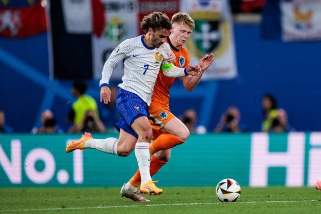UEFA EURO 2024 Netherlands France 21 06 2024 duel Antoine Griezmann France, 7 , Jerdy Schouten Netherlands, 24 UEFA EURO 2024 Netherlands France Leipzig Stadium, Leipzig on 21 06 2024 Copyright: xBEAUTIFULxSPORTS Wunderlx