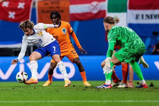 UEFA EURO 2024 Netherlands France 21 06 2024 duel Antoine Griezmann France, 7 , Jeremie Agyekum Frimpong Netherlands, 12 UEFA EURO 2024 Netherlands France Leipzig Stadium, Leipzig on 21 06 2024 Copyright: xBEAUTIFULxSPORTS Wunderlx