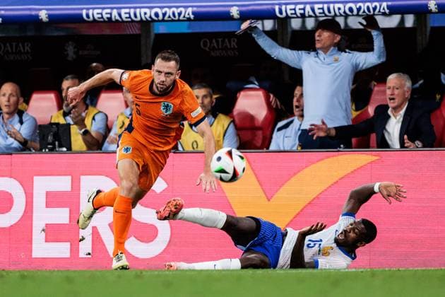 UEFA EURO 2024 Netherlands France 21 06 2024 duel Stefan de Vrij Netherlands, 6 , Marcus Thuram France, 15 UEFA EURO 2024 Netherlands France Leipzig Stadium, Leipzig on 21 06 2024 Copyright: xBEAUTIFULxSPORTS Wunderlx