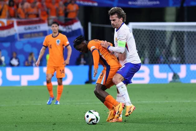 Soccer UEFA EURO 2024 Group Stage 2 Matchday Netherlands France on 21 06 2024 at Leipzig Stadium in Leipzig Jeremie Frimpong Netherlands , left Antoine Griezmann France , right xMSx