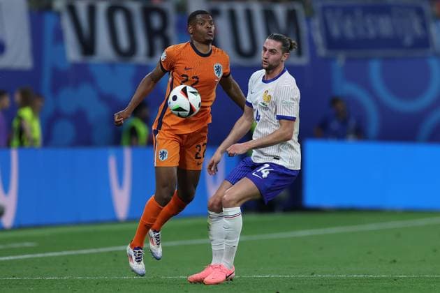 Soccer UEFA EURO 2024 Group Stage 2 Matchday Netherlands France on 21 06 2024 at Leipzig Stadium in Leipzig Denzel Dumfries Netherlands , left Adrien Rabiot France , right xMSx
