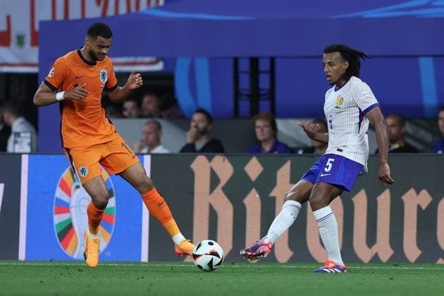 Soccer UEFA EURO 2024 group stage 2 matchday Netherlands France on 21 06 2024 at Leipzig Stadium in Leipzig Tijjani Reijnders Netherlands , left Jules Kounde France , right xMSx