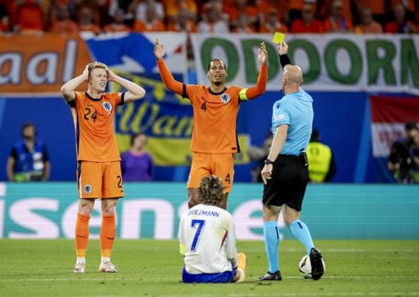 LEIPZIG - Jerdy Schouten of Holland is shown a yellow card for a foul on Antoine Griezmann of France (l-r) during the UEFA EURO, EM, Europameisterschaft,Fussball 2024 group D match between the Netherlands and France at the Leipzig Stadium on June 21, 2024 in Leipzig, Germany. ANP KOEN VAN WEEL UEFA EURO 2024 2024 xVIxANPxSportx xxANPxIVx 501704185 originalFilename: 501704185.jpg