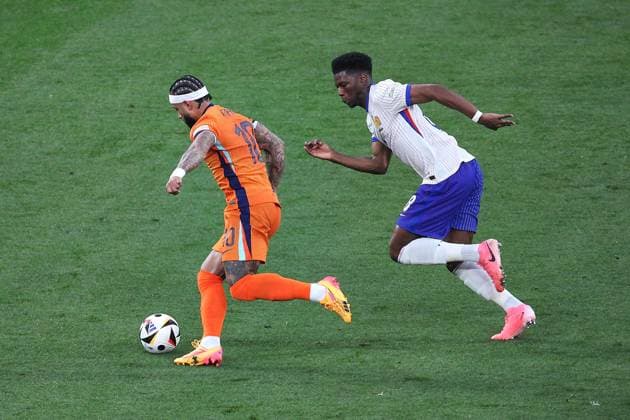 Leipzig, Saxony, Germany, 21 06 2024 Red Bull Arena European Football Championship 2024, Group D, Netherlands France Memphis Depay 10, Netherlands is followed by Aurélien Tchouaméni 8, France Copyright: xdtsxNachrichtenagenturx dts_41210