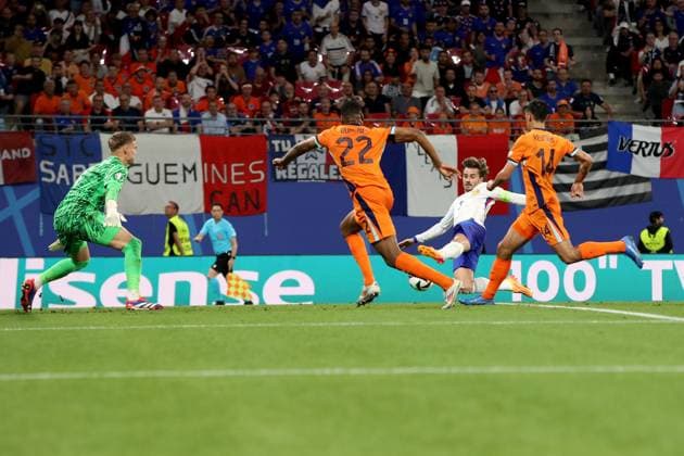 21 06 2024, xtgx, Football EM 2024, Netherlands France emspor, v l Bart Verbruggen Netherlands Denzel Dumfries Netherlands Antoine Griezmann France Tijjani Reijnders Netherlands Zweikampf, Aktion, action, battle for the ball DFL DFB REGULATIONS PROHIBIT ANY USE OF PHOTOGRAPHS as IMAGE SEQUENCES and or QUASI VIDEO Leipzig