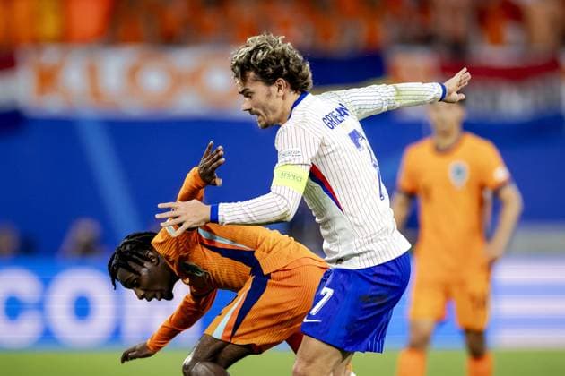 LEIPZIG - Jeremie Frimpong of Holland and Antoine Griezmann of France (l-r) during the UEFA EURO, EM, Europameisterschaft,Fussball 2024 group D match between the Netherlands and France at the Leipzig Stadium on June 21, 2024 in Leipzig, Germany. ANP KOEN VAN WEEL UEFA EURO 2024 2024 xVIxANPxSportx xxANPxIVx 501704837 originalFilename: 501704837.jpg