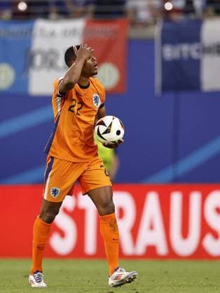 LEIPZIG - Denzel Dumfries of Holland is disappointed during the UEFA EURO, EM, Europameisterschaft,Fussball 2024 group D match between the Netherlands and France at the Leipzig Stadium on June 21, 2024 in Leipzig, Germany. ANP MAURICE VAN STEEN UEFA EURO 2024 2024 xVIxANPxSportx xxANPxIVx 501704856 originalFilename: 501704856.jpg