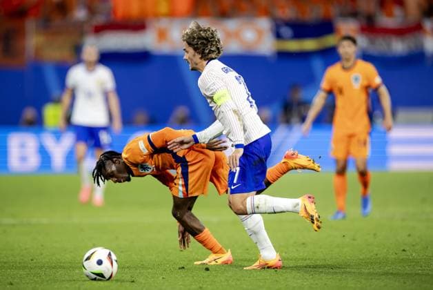 LEIPZIG - Jeremie Frimpong of Holland and Antoine Griezmann of France (l-r) during the UEFA EURO, EM, Europameisterschaft,Fussball 2024 group D match between the Netherlands and France at the Leipzig Stadium on June 21, 2024 in Leipzig, Germany. ANP KOEN VAN WEEL UEFA EURO 2024 2024 xVIxANPxSportx xxANPxIVx 501704864 originalFilename: 501704864.jpg