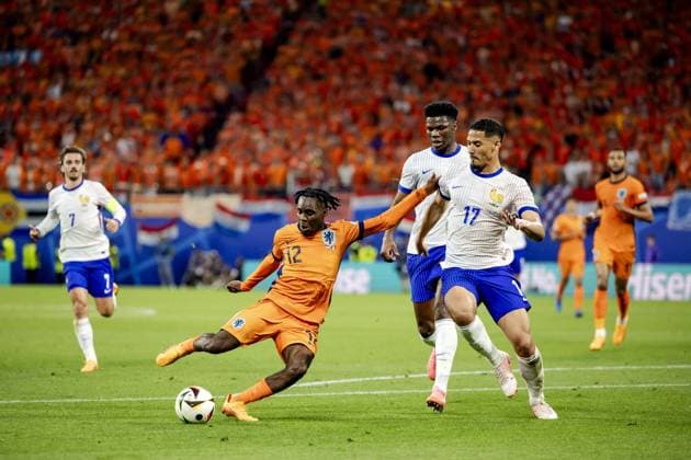 LEIPZIG - Jeremie Frimpong of Holland and William Saliba of France (l-r) during the UEFA EURO, EM, Europameisterschaft,Fussball 2024 group D match between the Netherlands and France at the Leipzig Stadium on June 21, 2024 in Leipzig, Germany. ANP KOEN VAN WEEL UEFA EURO 2024 2024 xVIxANPxSportx xxANPxIVx 501704877 originalFilename: 501704877.jpg