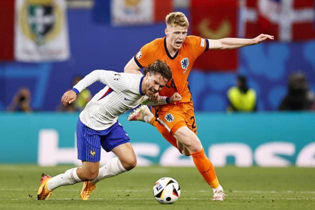 LEIPZIG - (l-r) Antoine Griezmann of France, Jerdy Schouten of Holland during the UEFA EURO, EM, Europameisterschaft,Fussball 2024 group D match between the Netherlands and France at the Leipzig Stadium on June 21, 2024 in Leipzig, Germany. ANP MAURICE VAN STEEN UEFA EURO 2024 2024 xVIxANPxSportx xxANPxIVx 501704886 originalFilename: 501704886.jpg