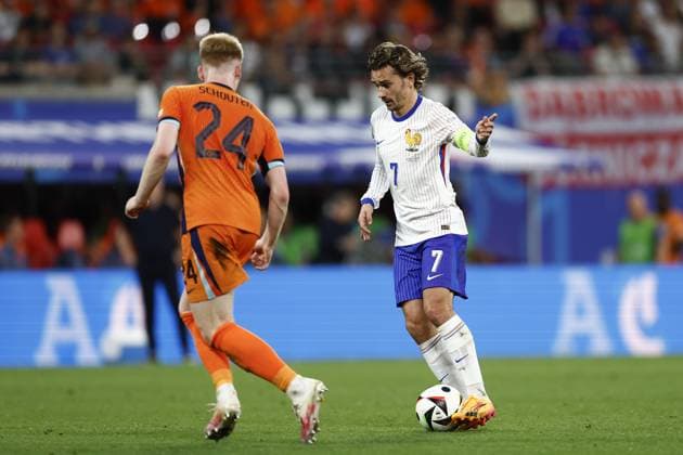 LEIPZIG, Leipzig Stadium ,21-06-2024 , European Football Championship Euro2024, Group stage match no.20 between Netherlands and France, (L-R) Netherlands player Jerdy Schouten, France player Antoine Griezmann Netherlands - France (Euro2024)  x25557051x Copyright: