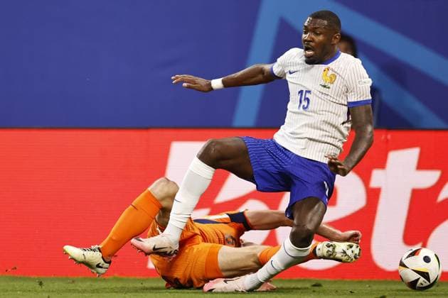 LEIPZIG - (l-r) Stefan De Vrij of Holland, Marcus Thuram of France during the UEFA EURO, EM, Europameisterschaft,Fussball 2024 group D match between the Netherlands and France at the Leipzig Stadium on June 21, 2024 in Leipzig, Germany. ANP MAURICE VAN STEEN UEFA EURO 2024 2024 xVIxANPxSportx xxANPxIVx 501704901 originalFilename: 501704901.jpg