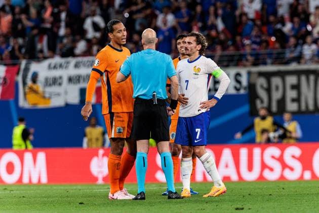 UEFA EURO 2024 Netherlands France 21 06 2024 Virgil van Dijk Netherlands, 4 and Antoine Griezmann France, 7 discuss with referee Anthony Taylor ENG UEFA EURO 2024 Netherlands France Leipzig Stadium, Leipzig on 21 06 2024 Copyright: xBEAUTIFULxSPORTS Wunderlx