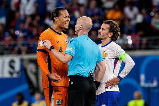 UEFA EURO 2024 Netherlands France 21 06 2024 Virgil van Dijk Netherlands, 4 and Antoine Griezmann France, 7 discuss with referee Anthony Taylor ENG UEFA EURO 2024 Netherlands France Leipzig Stadium, Leipzig on 21 06 2024 Copyright: xBEAUTIFULxSPORTS Wunderlx