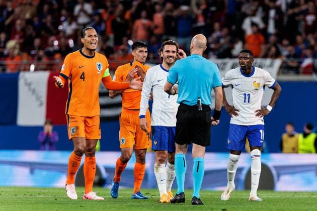 UEFA EURO 2024 Netherlands France 21 06 2024 Virgil van Dijk Netherlands, 4 and Antoine Griezmann France, 7 discuss with referee Anthony Taylor ENG UEFA EURO 2024 Netherlands France Leipzig Stadium, Leipzig on 21 06 2024 Copyright: xBEAUTIFULxSPORTS Wunderlx
