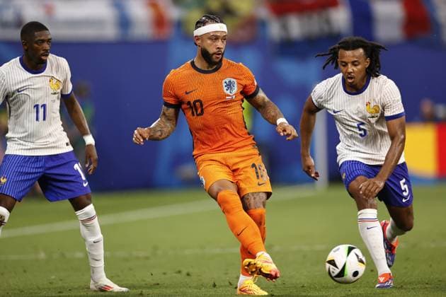 LEIPZIG - (l-r) Ousmane Dembele of France, Memphis Depay of Holland, Jules Kounde of France during the UEFA EURO, EM, Europameisterschaft,Fussball 2024 group D match between the Netherlands and France at the Leipzig Stadium on June 21, 2024 in Leipzig, Germany. ANP MAURICE VAN STEEN UEFA EURO 2024 2024 xVIxANPxSportx xxANPxIVx 501704925 originalFilename: 501704925.jpg