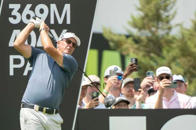 June 21, 2024, College Grove, Tennessee, USA: Phil Mickelson tees off at hole 10 on Day 1 of the LIV Nashville Golf tournament. College Grove USA - ZUMAh237 20240621_zsp_h237_018 Copyright: xCamdenxHallx