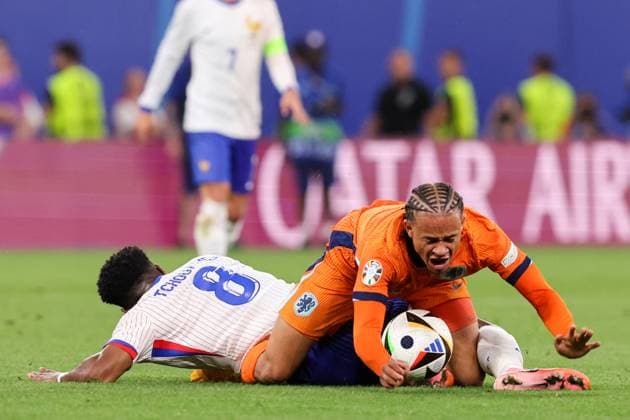 2024-06-21 Netherlands v France - Group D - UEFA EURO, EM, Europameisterschaft,Fussball 2024 LEIPZIG, GERMANY - JUNE 21: Xavi Simons of the Netherlands battles for the ball with Aurelien Tchouame of France during the Group D - UEFA EURO 2024 match between Netherlands and France at Red Bull Arena on June 21, 2024 in Leipzig, Germany. (Photo by Peter Lous BSR Agency) Leipzig Germany Content not available for redistribution in The Netherlands directly or indirectly through any third parties. Copyright: xBSRxAgencyx