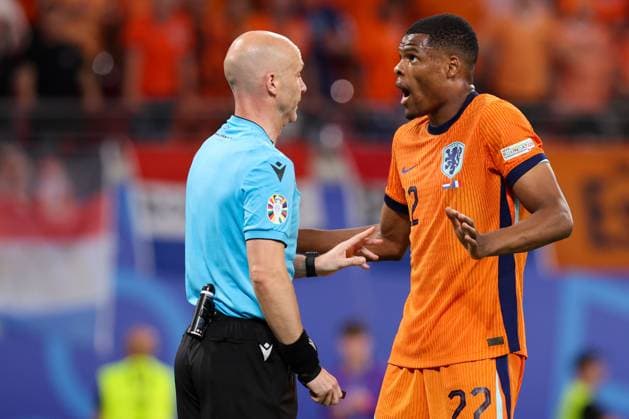 2024-06-21 Netherlands v France - Group D - UEFA EURO, EM, Europameisterschaft,Fussball 2024 LEIPZIG, GERMANY - JUNE 21: Referee Anthony Taylor interacts with Denzel Dumfries of the Netherlands during the Group D - UEFA EURO 2024 match between Netherlands and France at Red Bull Arena on June 21, 2024 in Leipzig, Germany. (Photo by Peter Lous BSR Agency) Leipzig Germany Content not available for redistribution in The Netherlands directly or indirectly through any third parties. Copyright: xBSRxAgencyx