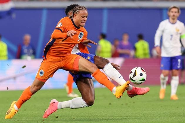 2024-06-21 Netherlands v France - Group D - UEFA EURO, EM, Europameisterschaft,Fussball 2024 LEIPZIG, GERMANY - JUNE 21: Xavi Simons of the Netherlands battles for the ball with Aurelien Tchouame of France during the Group D - UEFA EURO 2024 match between Netherlands and France at Red Bull Arena on June 21, 2024 in Leipzig, Germany. (Photo by Peter Lous BSR Agency) Leipzig Germany Content not available for redistribution in The Netherlands directly or indirectly through any third parties. Copyright: xBSRxAgencyx