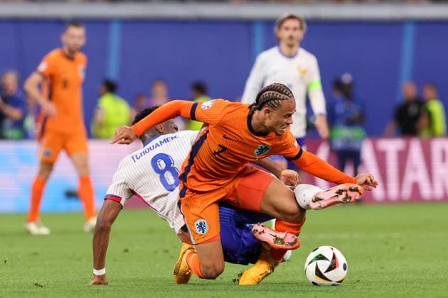2024-06-21 Netherlands v France - Group D - UEFA EURO, EM, Europameisterschaft,Fussball 2024 LEIPZIG, GERMANY - JUNE 21: Xavi Simons of the Netherlands battles for the ball with Aurelien Tchouame of France during the Group D - UEFA EURO 2024 match between Netherlands and France at Red Bull Arena on June 21, 2024 in Leipzig, Germany. (Photo by Peter Lous BSR Agency) Leipzig Germany Content not available for redistribution in The Netherlands directly or indirectly through any third parties. Copyright: xBSRxAgencyx