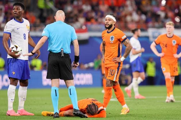 2024-06-21 Netherlands v France - Group D - UEFA EURO, EM, Europameisterschaft,Fussball 2024 LEIPZIG, GERMANY - JUNE 21: Aurelien Tchouame of France, referee Anthony Taylor, Xavi Simons of the Netherlands and Memphis Depay of the Netherlands during the Group D - UEFA EURO 2024 match between Netherlands and France at Red Bull Arena on June 21, 2024 in Leipzig, Germany. (Photo by Peter Lous BSR Agency) Leipzig Germany Content not available for redistribution in The Netherlands directly or indirectly through any third parties. Copyright: xBSRxAgencyx