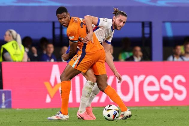 Sport Bilder des Tages 2024-06-21 Netherlands v France - Group D - UEFA EURO, EM, Europameisterschaft,Fussball 2024 LEIPZIG, GERMANY - JUNE 21: Denzel Dumfries of the Netherlands battles for the ball with Theo Hernandez of France during the Group D - UEFA EURO 2024 match between Netherlands and France at Red Bull Arena on June 21, 2024 in Leipzig, Germany. (Photo by Peter Lous BSR Agency) Leipzig Germany Content not available for redistribution in The Netherlands directly or indirectly through any third parties. Copyright: xBSRxAgencyx
