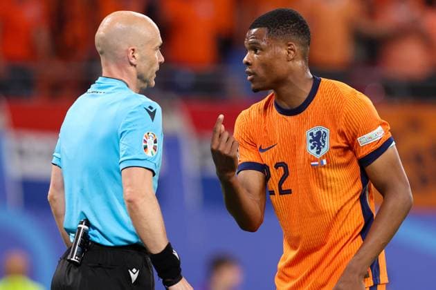 2024-06-21 Netherlands v France - Group D - UEFA EURO, EM, Europameisterschaft,Fussball 2024 LEIPZIG, GERMANY - JUNE 21: Referee Anthony Taylor interacts with Denzel Dumfries of the Netherlands during the Group D - UEFA EURO 2024 match between Netherlands and France at Red Bull Arena on June 21, 2024 in Leipzig, Germany. (Photo by Peter Lous BSR Agency) Leipzig Germany Content not available for redistribution in The Netherlands directly or indirectly through any third parties. Copyright: xBSRxAgencyx