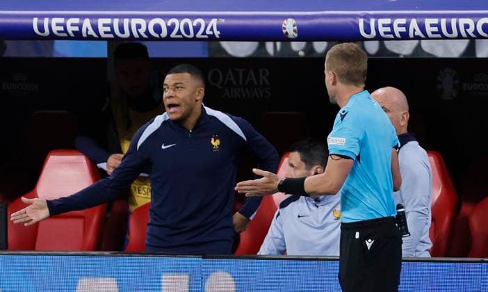 Netherlands v France: Group D - UEFA EURO, EM, Europameisterschaft,Fussball 2024 Kylian Mbappe of France is spoken to by Fourth official Glenn Nyberg during the UEFA EURO 2024 group stage match between Netherlands and France at Football Stadium Leipzig on June 21, 2024 in Leipzig, Germany. Leipzig Football Stadium Leipzig Germany Germany Copyright: xRichardxSellers Sportsphoto APLx 14041989