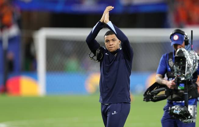 21 06 2024, European Football Championship, UEFA EURO 2024, Netherlands France, Group D, Stadion Leipzig, v l , Kylian Mbappe France cheers to the fans Copyright: HMBxMedia