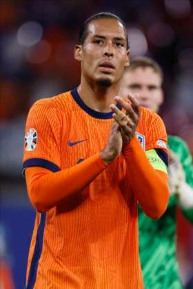 Netherlands v France: Group D - UEFA EURO, EM, Europameisterschaft,Fussball 2024 Virgil van Dijk of Netherlands applauds the fans after the UEFA EURO 2024 group stage match between Netherlands and France at Football Stadium Leipzig on June 21, 2024 in Leipzig, Germany. Leipzig Football Stadium Leipzig Germany Germany Copyright: xRichardxSellers Sportsphoto APLx 14041991