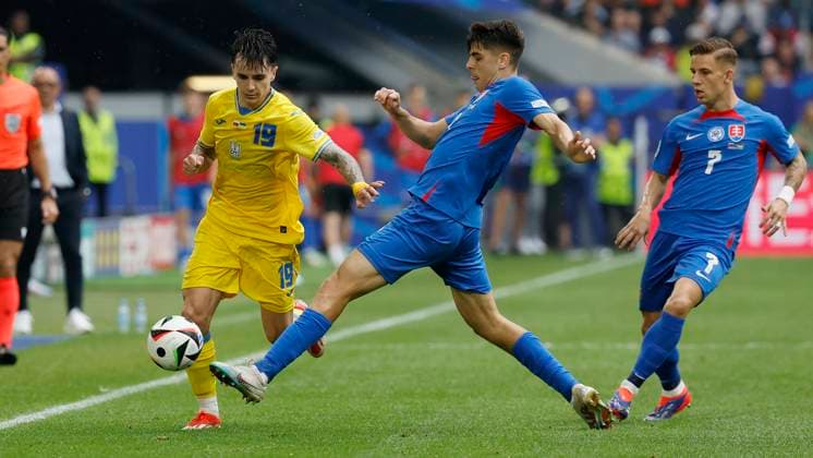 In Picture v l Mykola Shaparenko Ukraine, 19 , and Adam Obert Slovakia, 4 , 21 06 2024, Slovakia vs Ukraine, European Championship 2024, 2nd Gameday, Germany, Duesseldorf, Merkur Spiel Arena, DFL REGULATIONS PROHIBIT ANY USE OF PHOTOGRAPHS AS IMAGE SEQUENCES AND OR QUASI VIDEO Copyright: HMBxMedia xHeikoxBecker