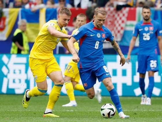In Picture v l Volodymyr Brazhko Ukraine, 18 and Ondrej Duda Slovakia, 8 , 21 06 2024, Slovakia vs Ukraine, European Championship 2024, 2nd Gameday, Germany, Duesseldorf, Merkur Spiel Arena, DFL REGULATES PROHIBIT ANY USE OF PHOTOGRAPHS AS IMAGE SEQUENCES AND OR QUASI VIDEO Copyright: HMBxMedia xHeikoxBecker