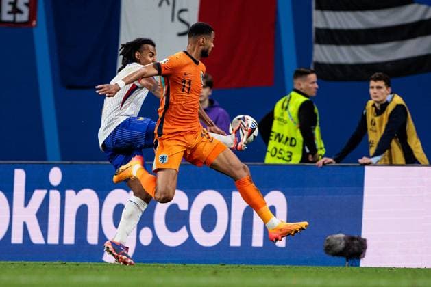 UEFA EURO 2024 Netherlands France 21 06 2024 duel Jules Olivier Kounde France, 5 , Cody Gakpo Netherlands, 11 UEFA EURO 2024 Netherlands France Leipzig Stadium, Leipzig on 21 06 2024 Copyright: xBEAUTIFULxSPORTS Wunderlx