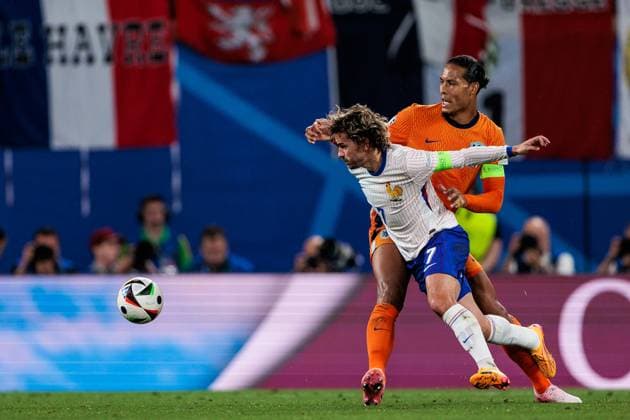 UEFA EURO 2024 Netherlands France 21 06 2024 duel Antoine Griezmann France, 7 , Virgil van Dijk Netherlands, 4 UEFA EURO 2024 Netherlands France Leipzig Stadium, Leipzig on 21 06 2024 Copyright: xBEAUTIFULxSPORTS Wunderlx