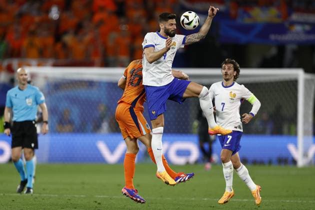 LEIPZIG, Leipzig Stadium ,21-06-2024 , European Football Championship Euro2024, Group stage match no.20 between Netherlands and France, (L-R) Netherlands player Joey Veerman, France player Olivier Giroud Netherlands - France (Euro2024)  x25557281x Copyright: