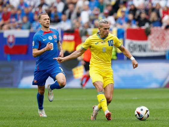 In Picture v l Ondrej Duda Slovakia, 8 and Mykhailo Mudryk Ukraine, 10 , 21 06 2024, Slovakia vs Ukraine, European Championship 2024, 2nd Gameday, Germany, Duesseldorf, Merkur Spiel Arena, DFL REGULATES PROHIBIT ANY USE OF PHOTOGRAPHS AS IMAGE SEQUENCES AND OR QUASI VIDEO Copyright: HMBxMedia xHeikoxBecker