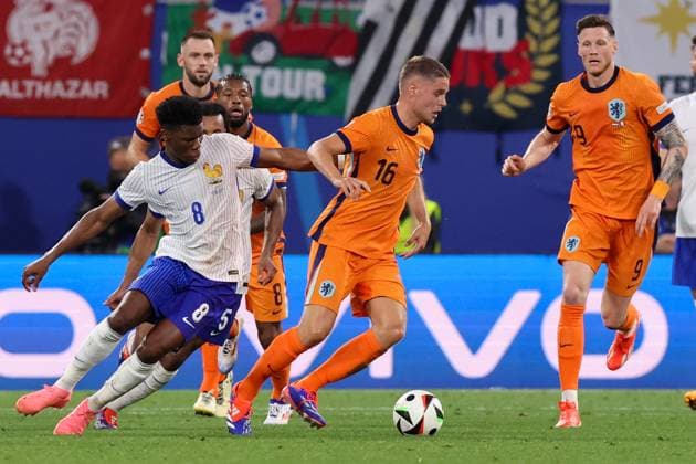 2024-06-21 Netherlands v France - Group D - UEFA EURO, EM, Europameisterschaft,Fussball 2024 LEIPZIG, GERMANY - JUNE 21: Aurelien Tchouame of France battles for the ball with Joey Veerman of the Netherlands during the Group D - UEFA EURO 2024 match between Netherlands and France at Red Bull Arena on June 21, 2024 in Leipzig, Germany. (Photo by Peter Lous BSR Agency) Leipzig Germany Content not available for redistribution in The Netherlands directly or indirectly through any third parties. Copyright: xBSRxAgencyx