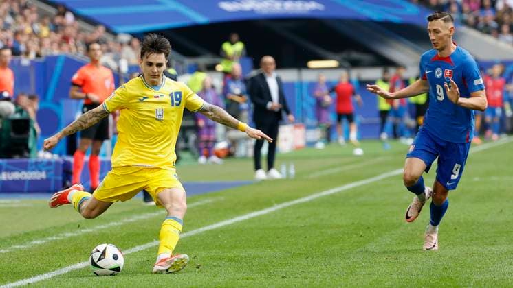In Picture v l Mykola Shaparenko Ukraine, 19 and Robert Bozenik Slovakia, 9 , 21 06 2024, Slovakia vs Ukraine, European Championship 2024, 2nd Gameday, Germany, Duesseldorf, Merkur Spiel Arena, DFL REGULATIONS PROHIBIT ANY USE OF PHOTOGRAPHS AS IMAGE SEQUENCES AND OR QUASI VIDEO Copyright: HMBxMedia xHeikoxBecker