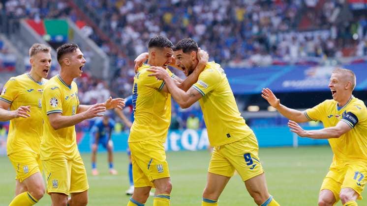 In Picture Oleksandr Tymchyk Ukraine, 24 and Scorer, Goalgetter Roman Yaremchuk Ukraine, 9 m Cheering after the goal for 2 1, cheering, cheered, cheers, cheering, 21 06 2024, Slovakia vs Ukraine, European Championship 2024, 2nd Gameday, Germany, Duesseldorf, Merkur Spiel Arena, DFL REGULATIONS PROHIBIT ANY USE OF PHOTOGRAPHS AS IMAGE SEQUENCES AND OR QUASI VIDEO Copyright: HMBxMedia xHeikoxBecker