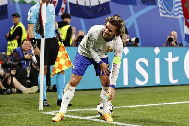 LEIPZIG - Antoine Griezmann of France with drinking cup thrown by Dutch fans from the stands during the UEFA EURO, EM, Europameisterschaft,Fussball 2024 group D match between the Netherlands and France at the Leipzig Stadium on June 21, 2024 in Leipzig, Germany. ANP MAURICE VAN STEEN UEFA EURO 2024 2024 xVIxANPxSportx xxANPxIVx 501706956 originalFilename: 501706956.jpg