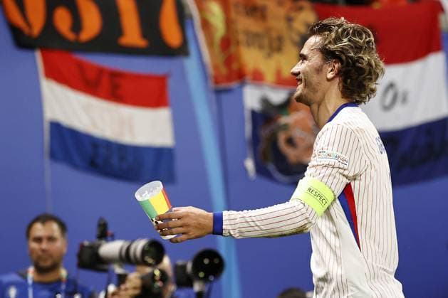LEIPZIG - Antoine Griezmann of France with drinking cup thrown by Dutch fans from the stands during the UEFA EURO, EM, Europameisterschaft,Fussball 2024 group D match between the Netherlands and France at the Leipzig Stadium on June 21, 2024 in Leipzig, Germany. ANP MAURICE VAN STEEN UEFA EURO 2024 2024 xVIxANPxSportx xxANPxIVx 501706997 originalFilename: 501706997.jpg