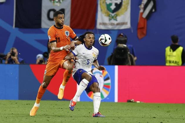 LEIPZIG, Leipzig Stadium ,21-06-2024 , European Football Championship Euro2024, Group stage match no.20 between Netherlands and France, (L-R) Netherlands player Cody Gakpo, France player Jules Kounde Netherlands - France (Euro2024)  x25557427x Copyright: