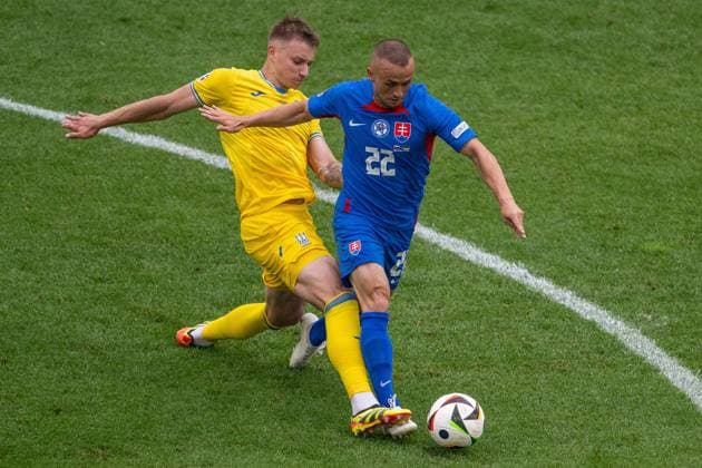 GER, EURO 2024, Group E, Slovakia SVK vs Ukrtaine UKR 21 06 2024, Merkur Spiel Arena, Düsseldorf, GER, EURO 2024, Group E, Slovakia SVK vs Ukrtaine UKR In the picture Volodymyr Brazhko Ukraine UKR, 18 Stanislav Lobotka Slovakia SVK, 23 in duel, duel, dynamics, action, action, game scene nordphotoxGmbHxx xDenkinger nph00015