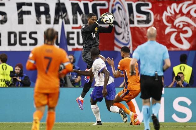 LEIPZIG - (l-r) France goalkeeper Mike Maignan, Dayot Upamecano of France, Cody Gakpo of Holland France goalkeeper Mike Maignan, during the UEFA EURO, EM, Europameisterschaft,Fussball 2024 group D match between the Netherlands and France at the Leipzig Stadium on June 21, 2024 in Leipzig, Germany. ANP MAURICE VAN STEEN UEFA EURO 2024 2024 xVIxANPxSportx xxANPxIVx 501707136 originalFilename: 501707136.jpg