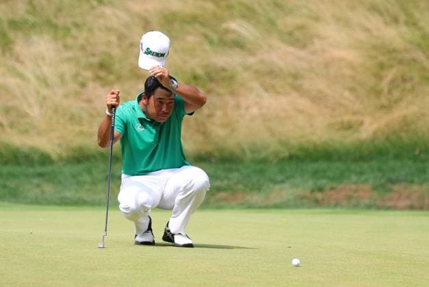 CROMWELL, CT - JUNE 21: Hideki Matsuyama of Japan wipes the sweat from his forehead on the 14th green during the second round of the 2024 Travelers Championship on June 21, 2024, at TPC River Highlands in Cromwell, CT. (Photo by M. Anthony Nesmith Icon Sportswire) GOLF: JUN 21 PGA, Golf Herren Travelers Championship EDITORIAL USE ONLY Icon240621262024