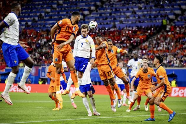 LEIPZIG - Antoine Griezmann of France and Denzel Dumfries of Holland (l-r) during the UEFA EURO, EM, Europameisterschaft,Fussball 2024 group D match between the Netherlands and France at the Leipzig Stadium on June 21, 2024 in Leipzig, Germany. ANP KOEN VAN WEEL UEFA EURO 2024 2024 xVIxANPxSportx xxANPxIVx 501708541 originalFilename: 501708541.jpg